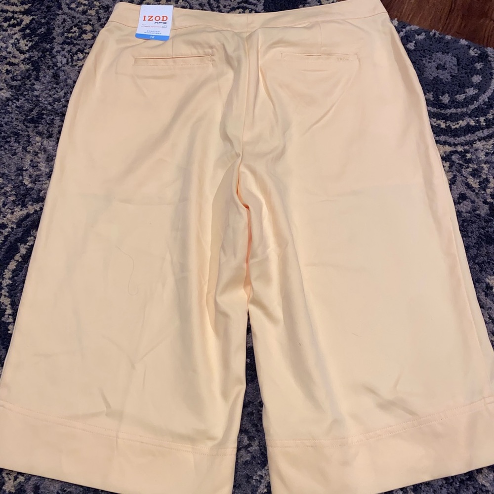 NWT-IZOD Gold Capri pants